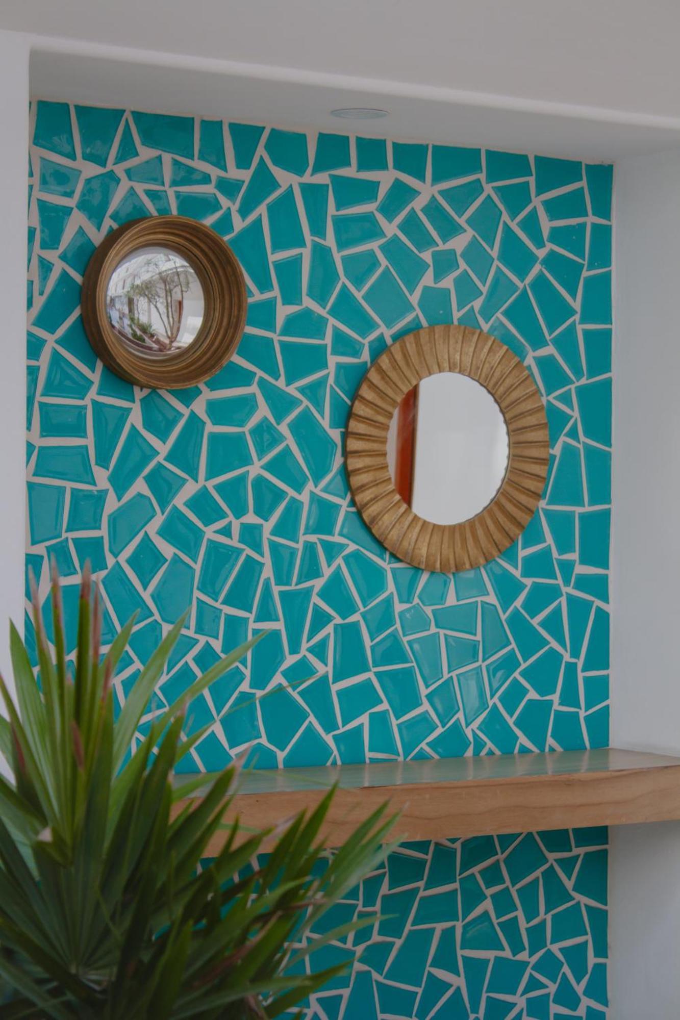 拉巴斯大教堂酒店 外观 照片 A wall decorated with ceramic tiles