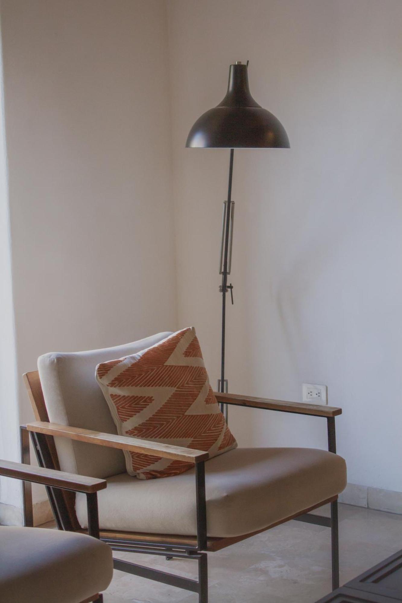 拉巴斯大教堂酒店 外观 照片 A floor lamp