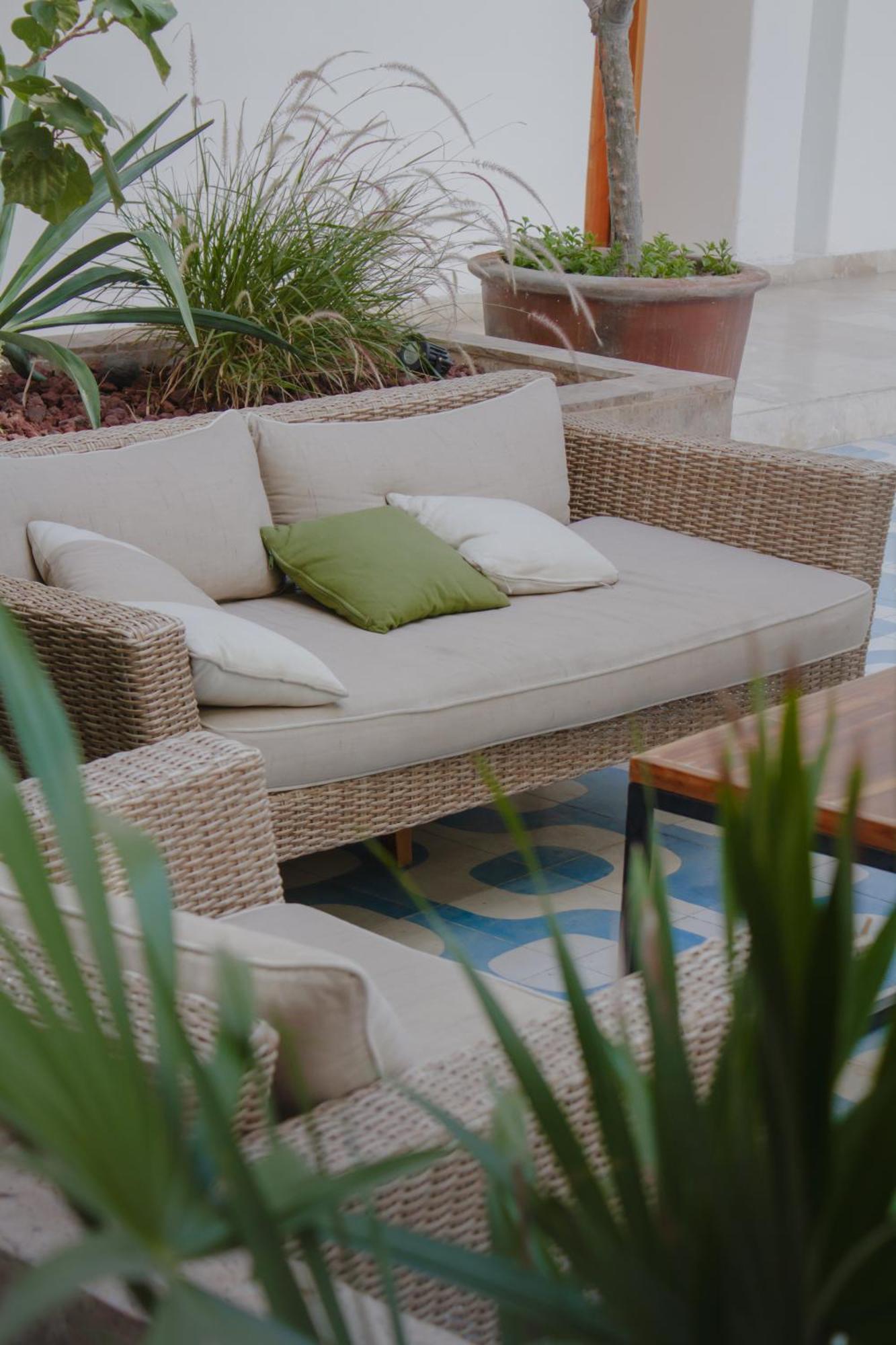 拉巴斯大教堂酒店 外观 照片 A rattan sofa