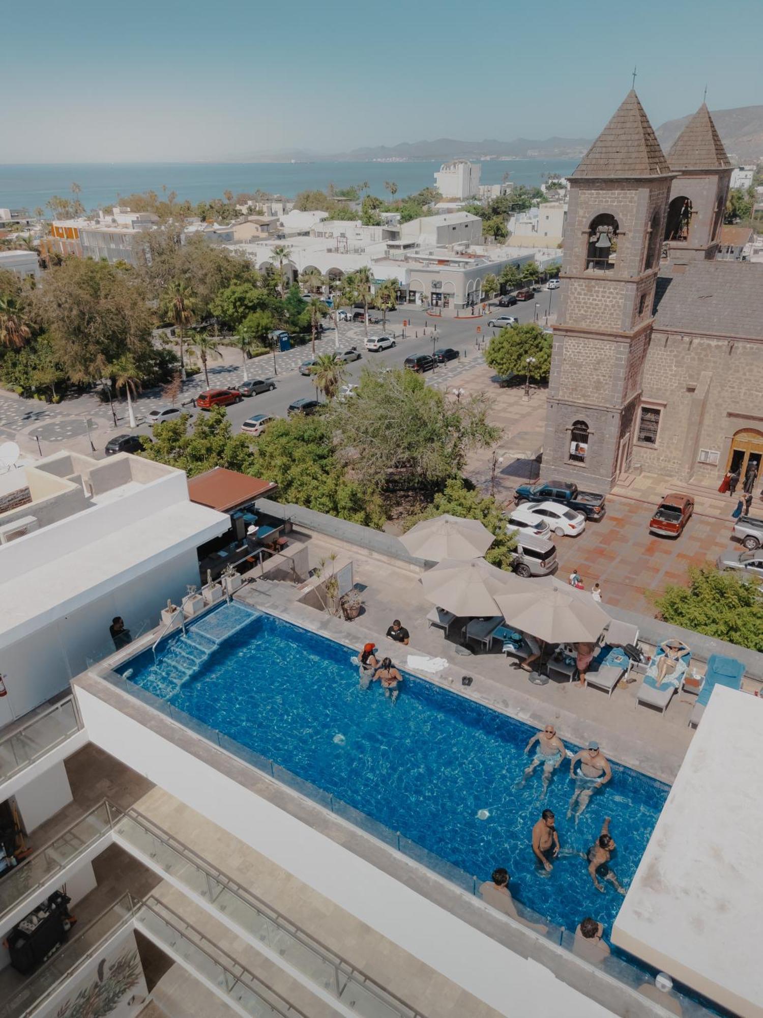拉巴斯大教堂酒店 外观 照片 Aerial view of the rooftop pool at the Hotel Indigo, Perth