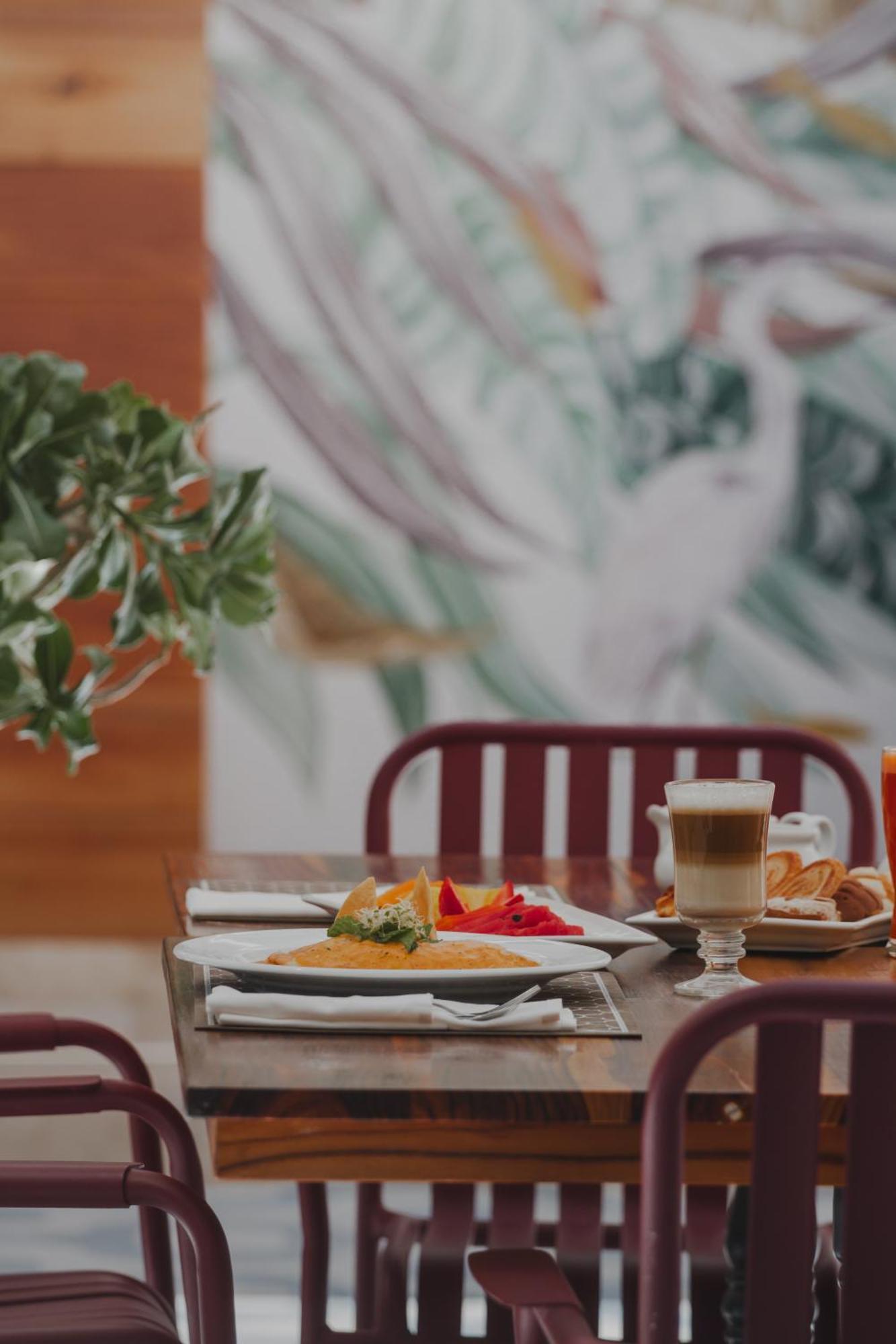 拉巴斯大教堂酒店 外观 照片 Breakfast at the hotel