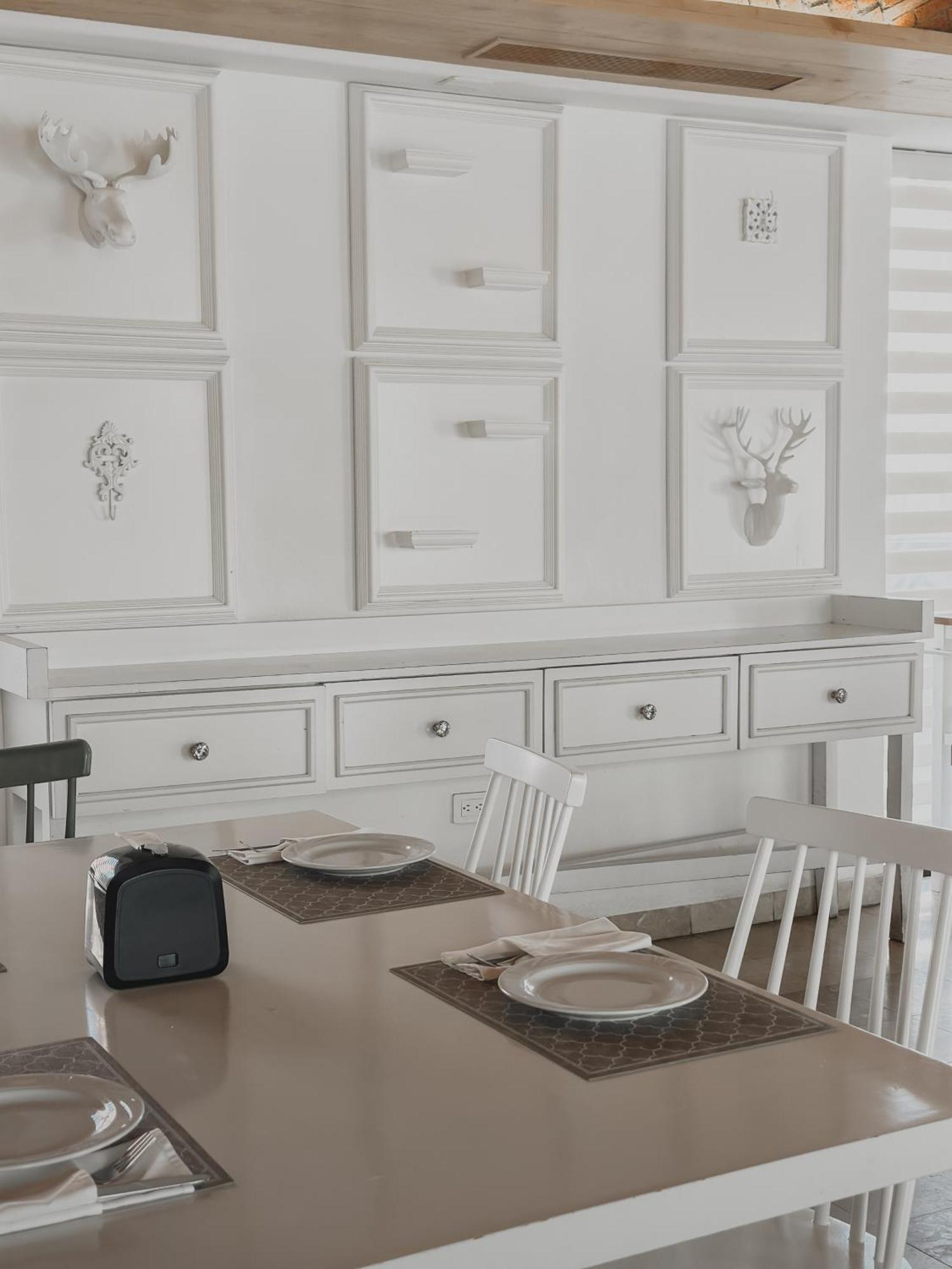 拉巴斯大教堂酒店 外观 照片 A wainscoting in a dining room