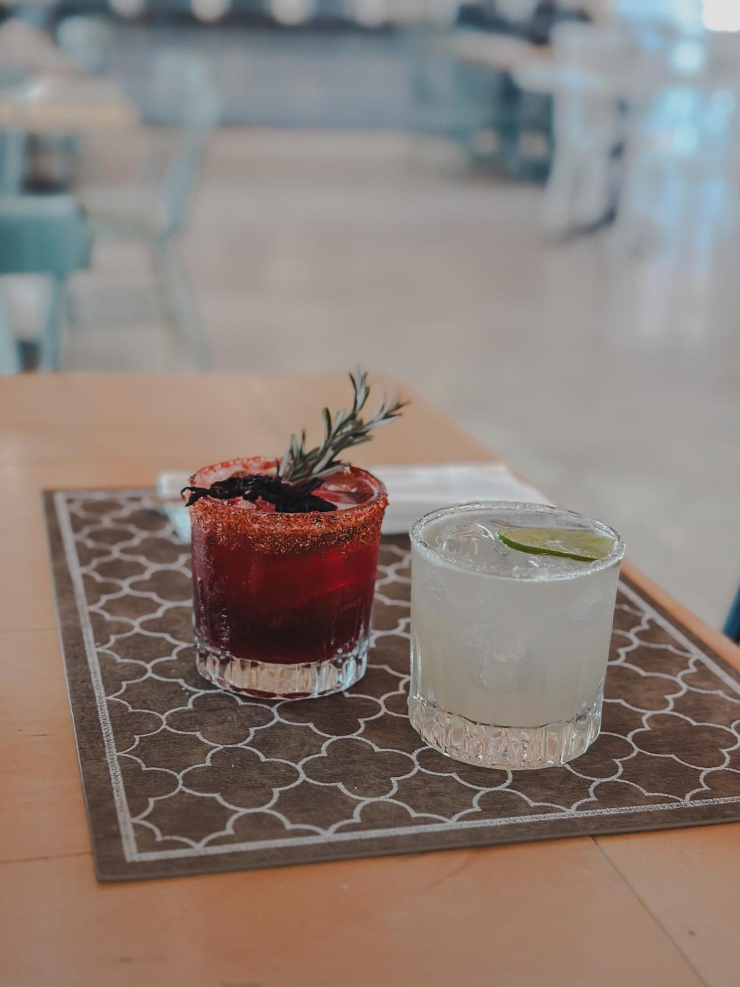 拉巴斯大教堂酒店 外观 照片 A blackberry margarita (left)