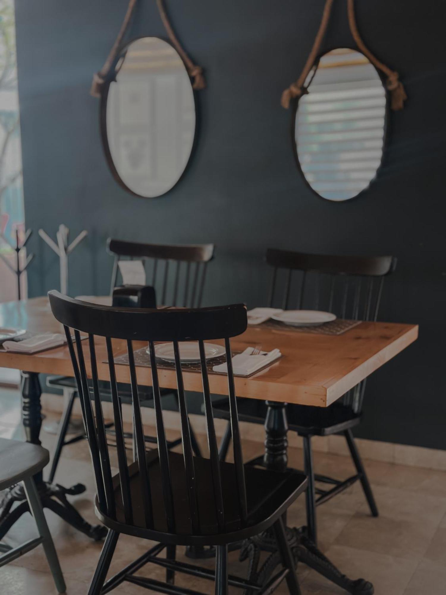 拉巴斯大教堂酒店 外观 照片 A dining room table
