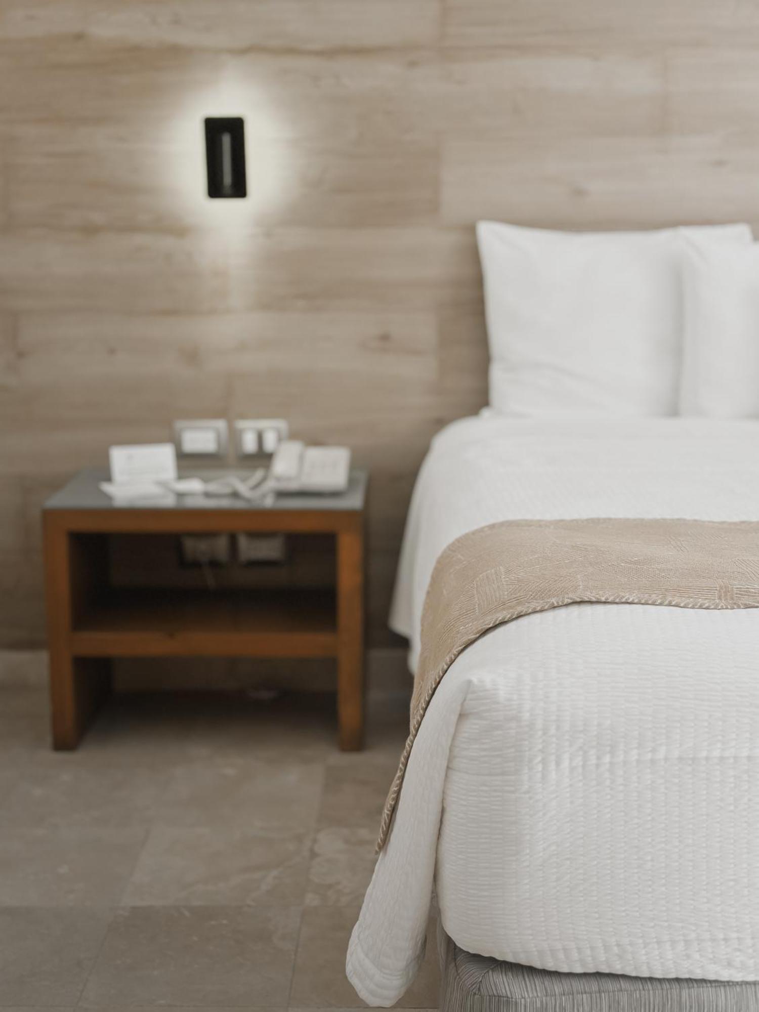 拉巴斯大教堂酒店 外观 照片 A bedside table