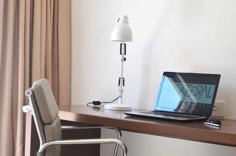 拉巴斯大教堂酒店 外观 照片 A typical office space