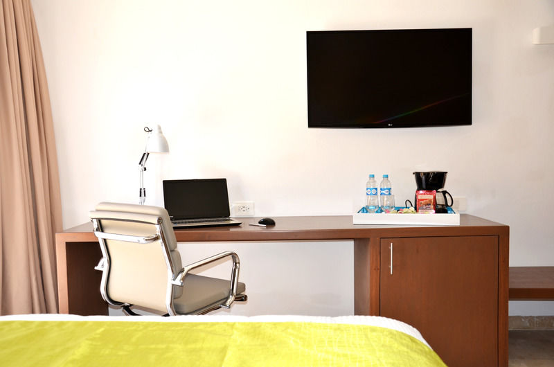 拉巴斯大教堂酒店 外观 照片 A hotel room with a coffee maker
