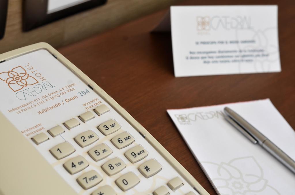 拉巴斯大教堂酒店 外观 照片 A telephone with a business card