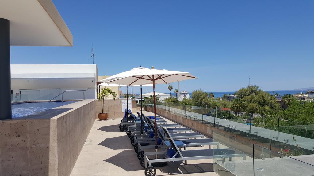 拉巴斯大教堂酒店 外观 照片 The rooftop pool at the hotel